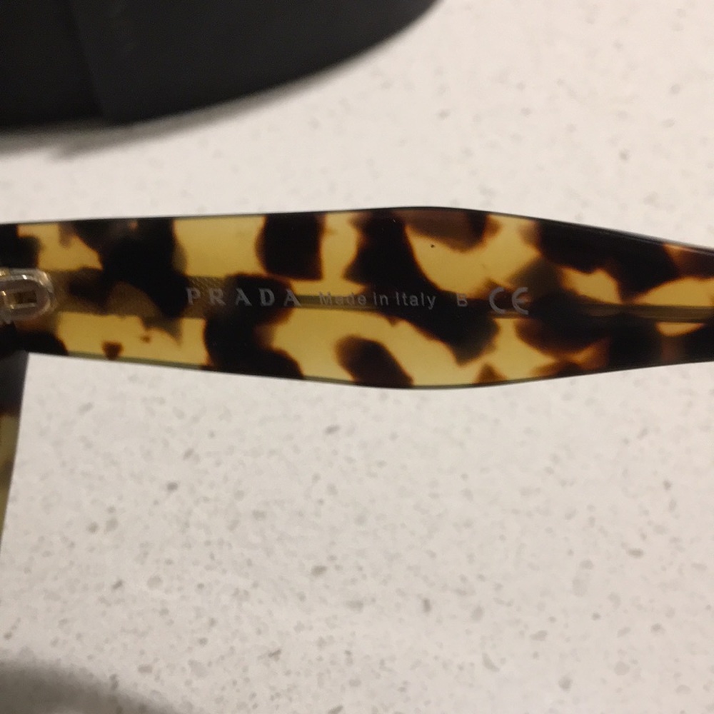 Prada sunglasses - Picture 4 of 5